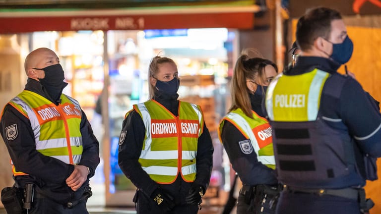 Mitarbeiter des Kölner Ordnungsamts und der Polizei (Archivbild): Einsatzkräfte ahndeten jetzt in einer Arztpraxis Verstöße gegen die Maskenpflicht.