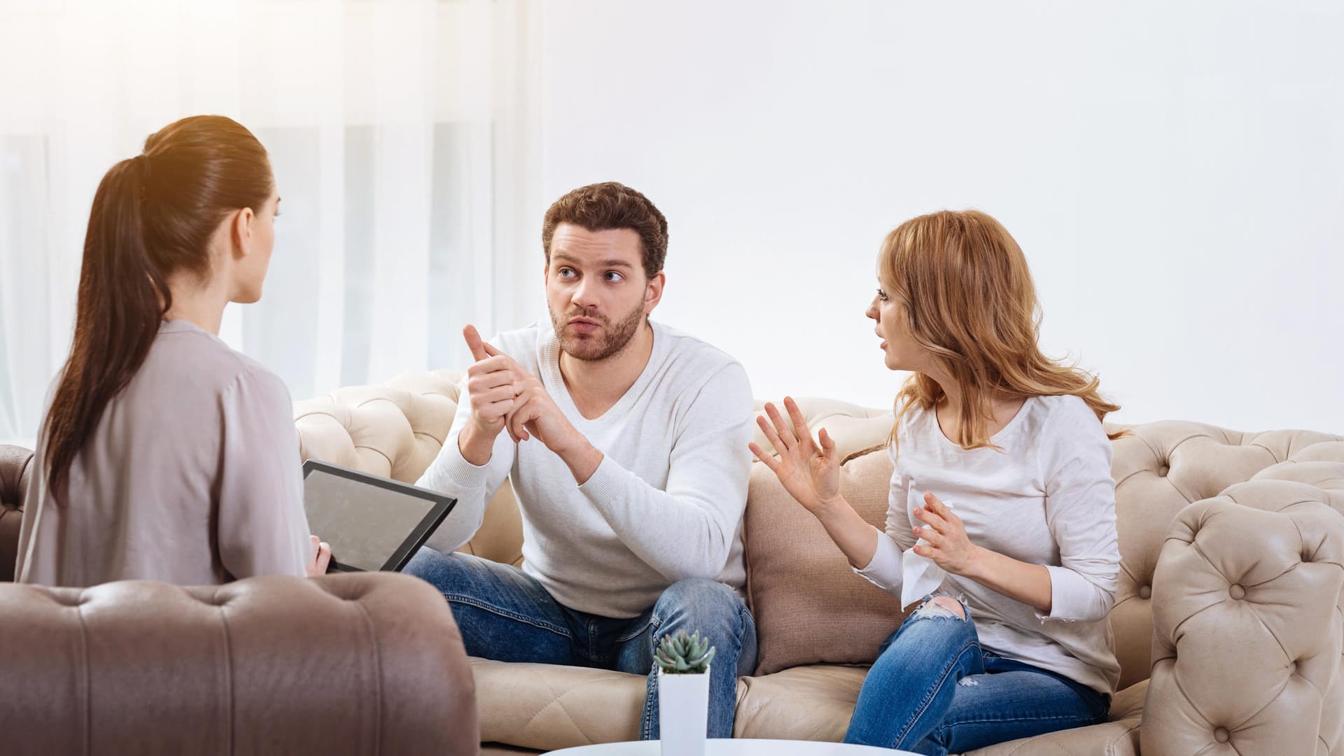 Streitende Geschwister (Symbolbild): Eine Erbengemeinschaft kann man auflösen.