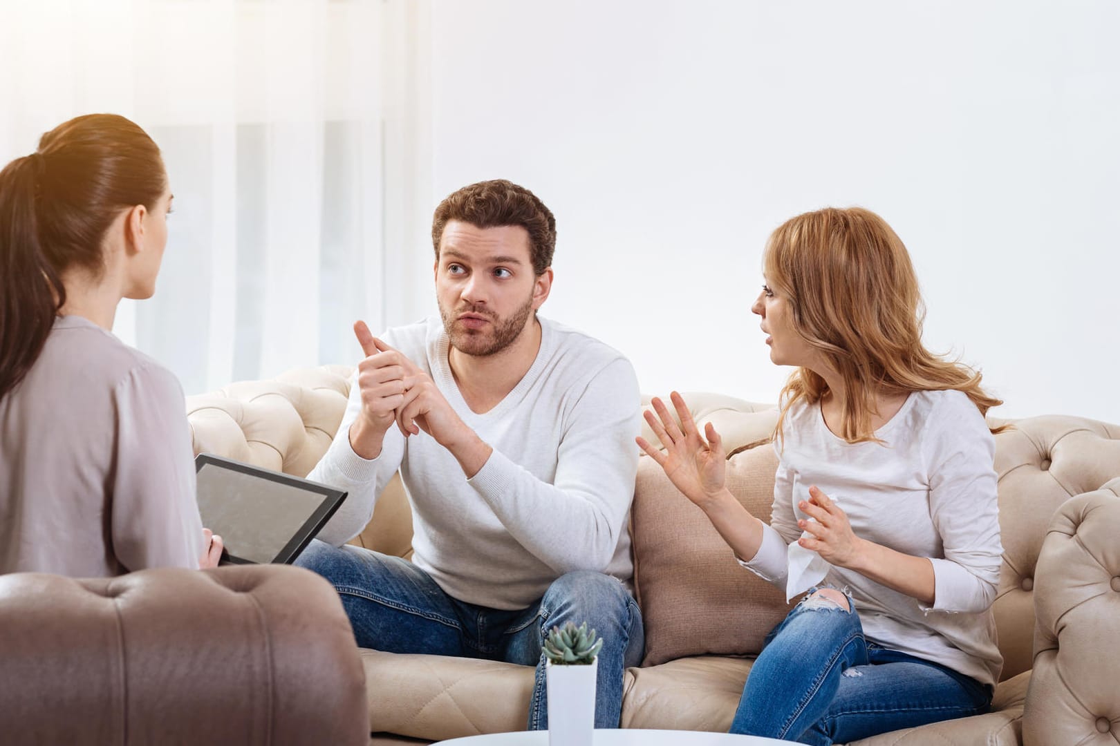 Streitende Geschwister (Symbolbild): Eine Erbengemeinschaft kann man auflösen.