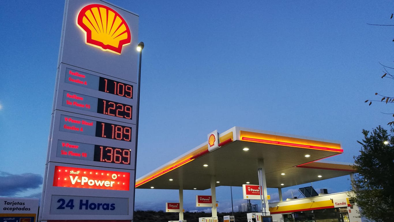 Shell-Tankstelle in Madrid (Symbolbild): Der Ölkonzern leidet unter dem stark gefallenen Ölpreis im Zuge von Corona.