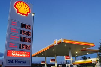 Shell-Tankstelle in Madrid (Symbolbild): Der Ölkonzern leidet unter dem stark gefallenen Ölpreis im Zuge von Corona.