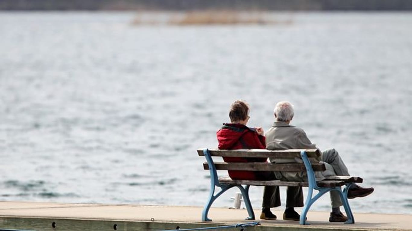 Zwei Rentner genießen die Aussicht auf einen See: Rente mit 63 ist weiter voll im Trend.