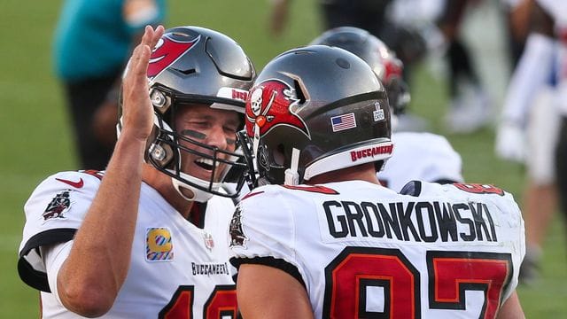 Tampa Bays Quarterback Tom Brady (l) vertraut seinem Tight End Rob Gronkowski. Tampa Bays Quarterback Tom Brady (l) vertraut seinem Tight End Rob Gronkowski.