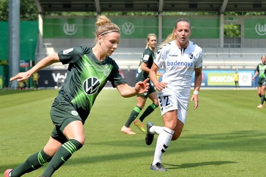 Svenja Huth (l) steht seit 2019 beim VfL Wolfsburg unter Vertrag.