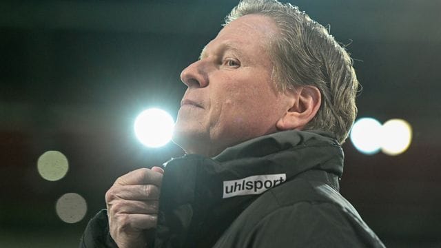 Kölns Trainer Markus Gisdol ist im Pokal mit seinem Team gegen Regensburg ausgeschieden.