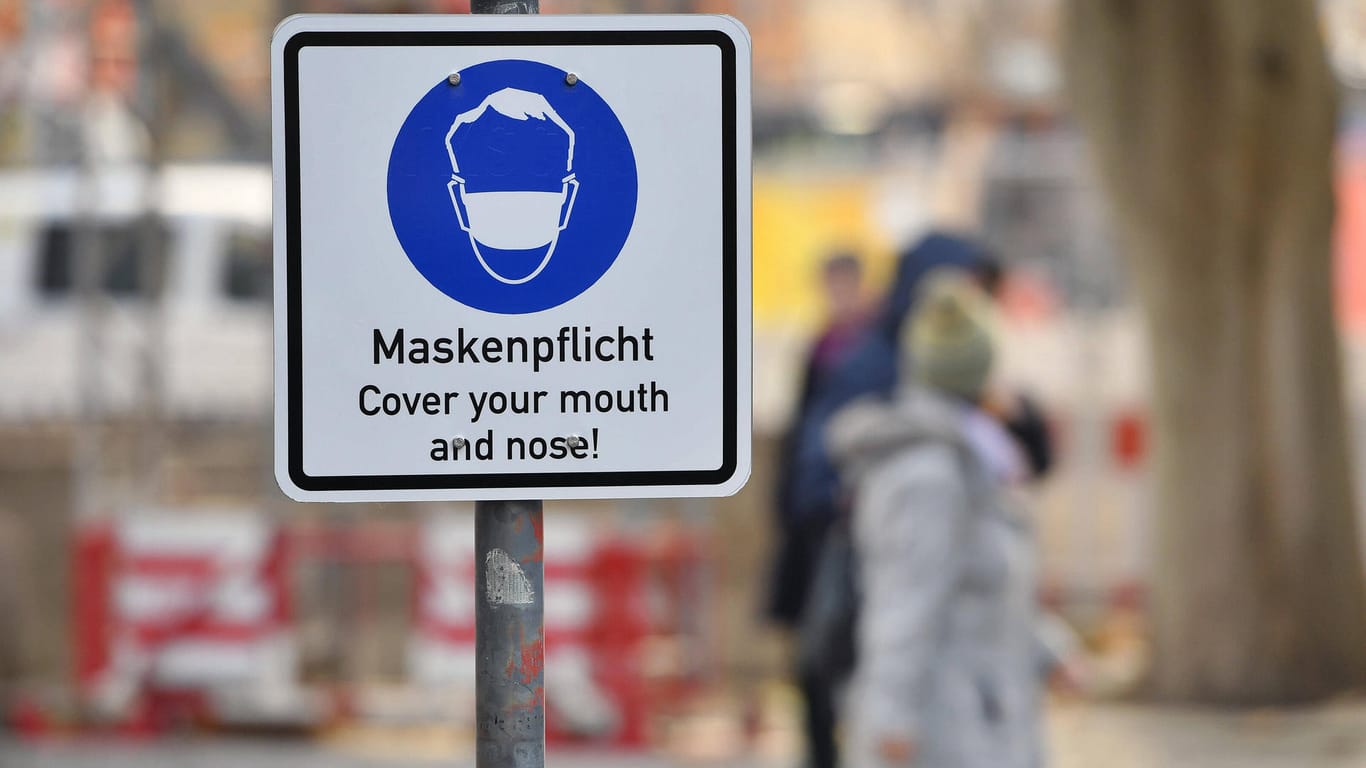 Ein Schild weist auf die Maskenpflicht in der Fußgängerzone hin (Symbolbild): Bisher soll nicht über Lockerungen der Corona-Maßnahmen entschieden werden.