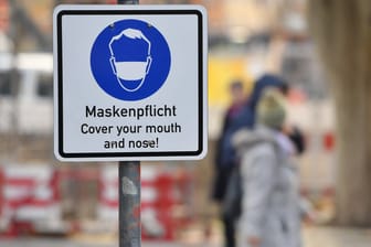 Ein Schild weist auf die Maskenpflicht in der Fußgängerzone hin (Symbolbild): Bisher soll nicht über Lockerungen der Corona-Maßnahmen entschieden werden.