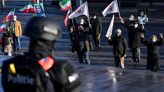 Demonstranten während der Urteilsverkündung vor dem Justizpalast in Antwerpen.