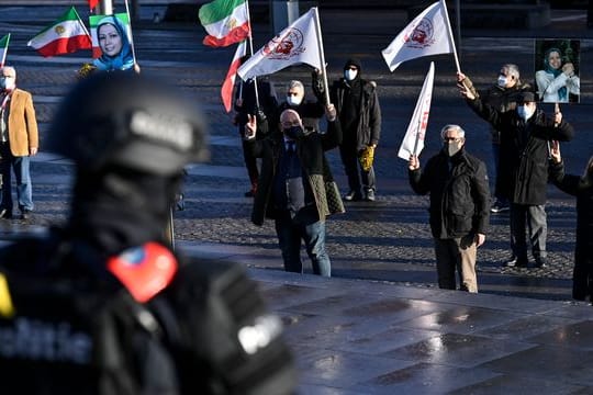 Demonstranten während der Urteilsverkündung vor dem Justizpalast in Antwerpen.