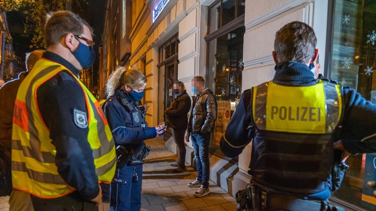 Mitarbeiter des Ordnungsamt und der Polizei bei Kontrollen in Köln (Archivbild): Seit der Pandemie hat sich das Aufgabengebiet verändert.
