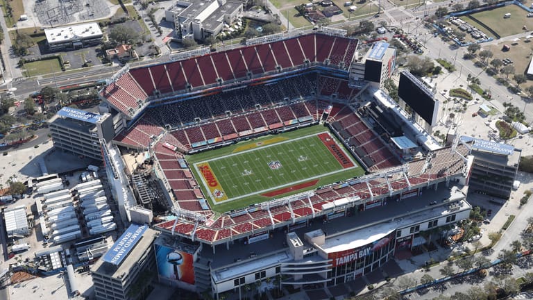 Das Raymond James Stadium ist die Heimstätte der Buccaneers und der Austragungsort des 55. Super Bowls.