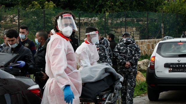Zwei Mitarbeiter des Libanesischen Roten Kreuzes transportieren den Leichnam Lukman Slim. Zwei Mitarbeiter des Libanesischen Roten Kreuzes transportieren den Leichnam Lukman Slim.