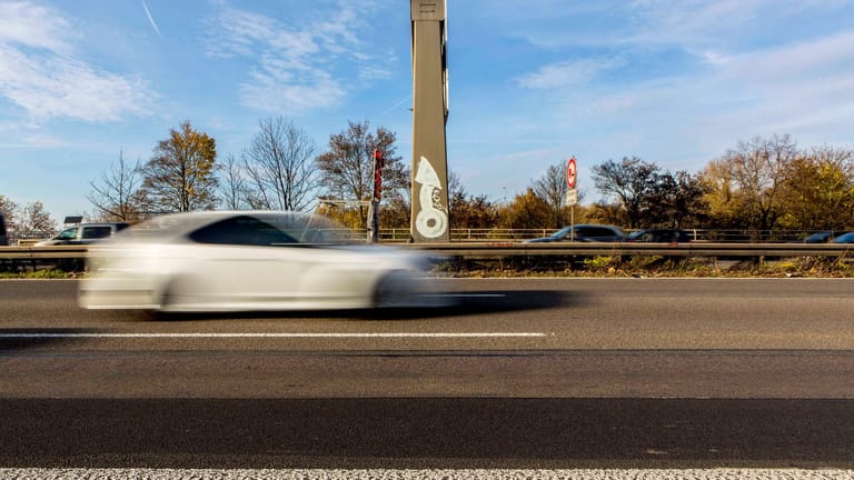 Ein Auto fährt mit hoher Geschwindigkeit (Symbolbild): In Bielefeld wurde ein Mann an der A2 wegen gleich mehrerer Delikte festgenommen.