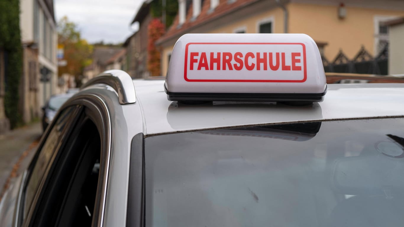 Ein Magnetschild mit dem Wort "Fahrschule" ist auf dem Dach eines Wagens angebracht (Symbolbild): In Hagen wurde eine Fahrschülerin während einer Fahrstunde angefahren.