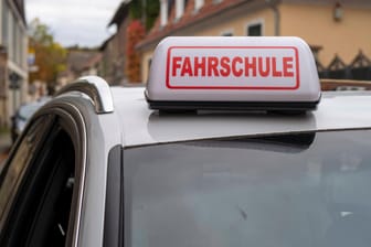 Ein Magnetschild mit dem Wort "Fahrschule" ist auf dem Dach eines Wagens angebracht (Symbolbild): In Hagen wurde eine Fahrschülerin während einer Fahrstunde angefahren.