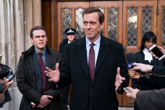 Hugh Laurie (M) als Peter Laurencein der Politsatire "Roadkill".