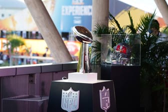 Die Super-Bowl-Trophäe: Im 55. Super Bowl stehen sich die Tampa Bay Buccaneers und Kansas City Chiefs gegenüber.