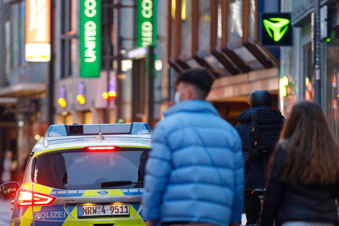 Corona-Kontrollen in der Kölner Innenstadt: Wegen der Pandemie gelten weiterhin Maskenpflicht und Mindestabstand.