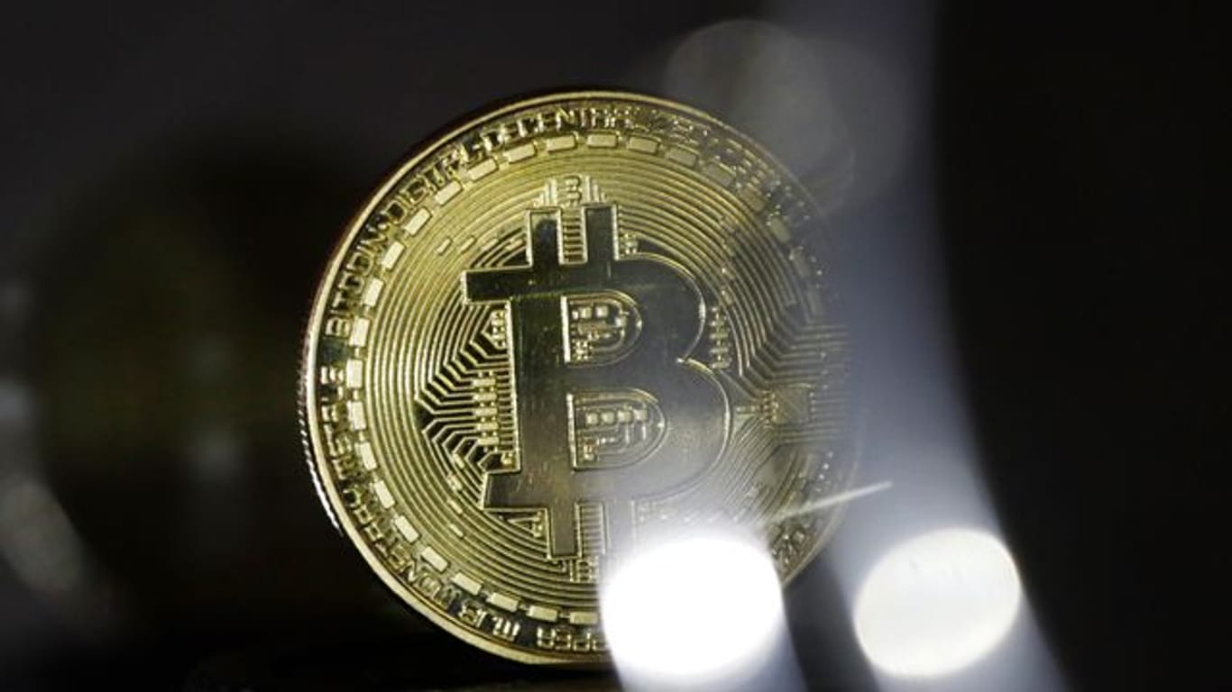 Eine symbolische Darstellung eines Bitcoin: Die Kryptowährung ist aktuell mehrere zehntausend Euro Wert.