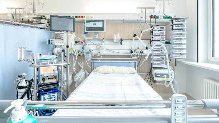 Derzeit ein seltener Anblick: Leeres Intensivbett am Uniklinikum Dresden