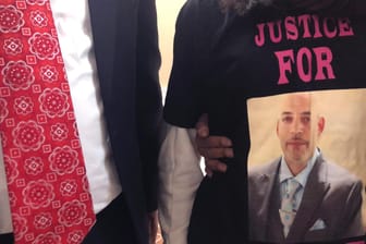 USA, Columbus: Die Tochter des von einem Polizisten erschossenen Andre Hill trägt ein Bild ihres Vaters auf einem T-Shirt.