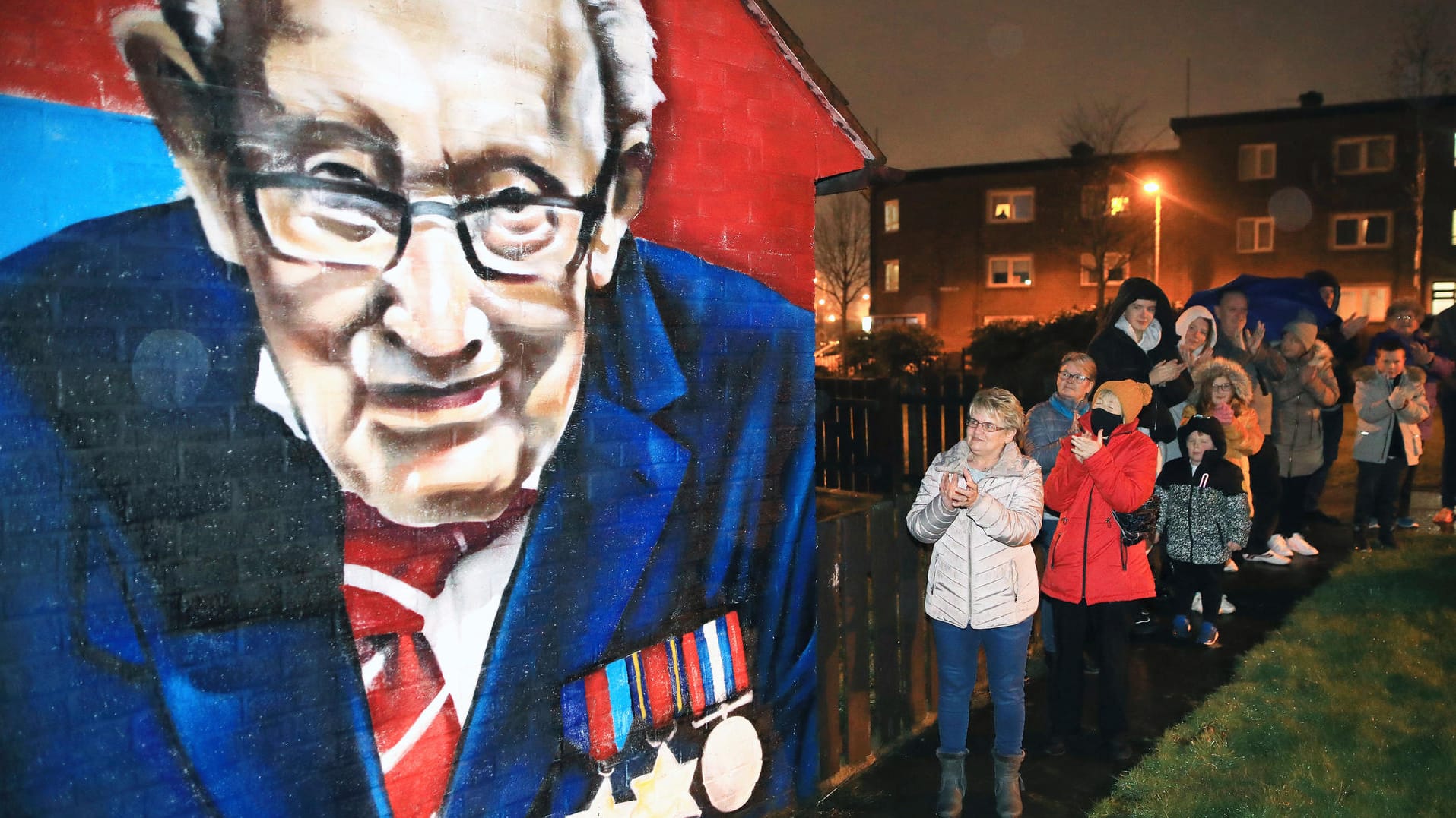 Ein Bild von Captain Sir Tom Moore: Auch das Londoner Riesenrad wurde ihm zu Ehren angestrahlt. Ein Bild von Captain Sir Tom Moore: Auch das Londoner Riesenrad wurde ihm zu Ehren angestrahlt.