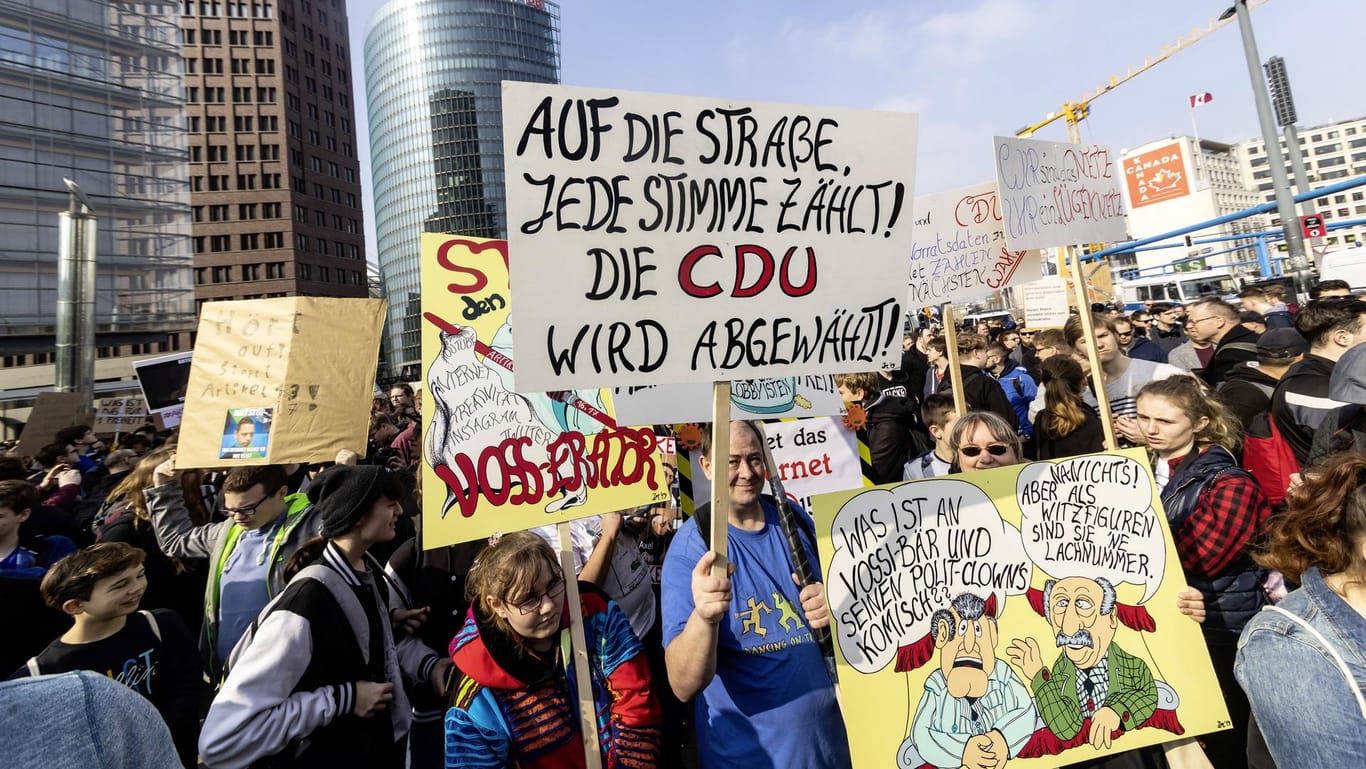 Ein Demo gegen Uploadfilter im März 2019: Damals zeigten Demonstranten auch Plakate gegen die CDU.