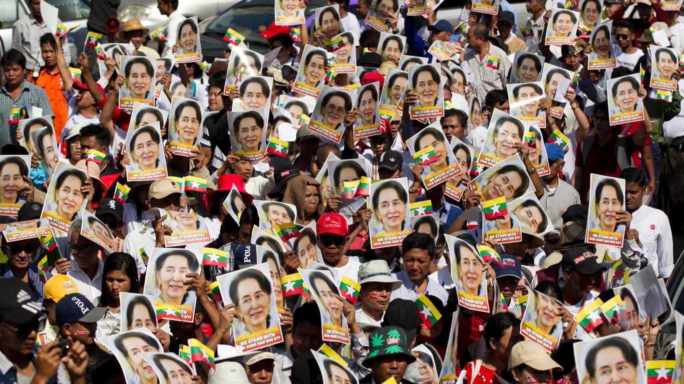 Anhänger von Aung San Suu Kyi: Chinas Führung in den vergangenen Jahren auch auffällig um die demokratisch gewählte faktische Regierungschefin.