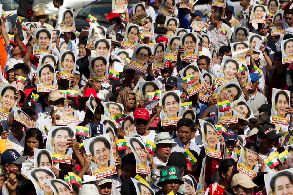 Anhänger von Aung San Suu Kyi: Chinas Führung in den vergangenen Jahren auch auffällig um die demokratisch gewählte faktische Regierungschefin.
