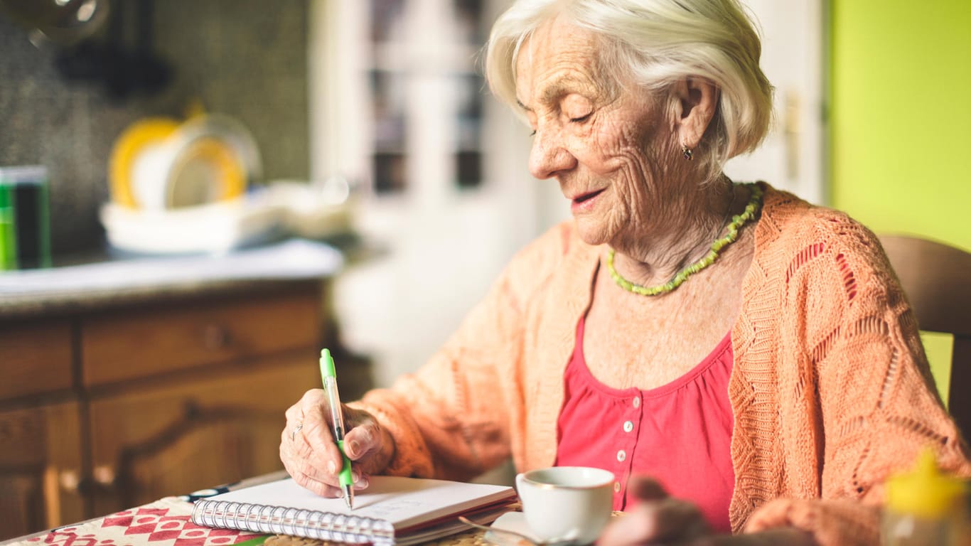 Eine Seniorin berechnet ihre Finanzen (Symbolbild): Frauen bekommen im Schnitt nur halb so viel Rente wie Männer.