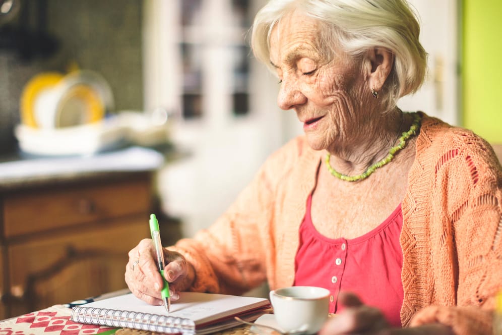 Eine Seniorin berechnet ihre Finanzen (Symbolbild): Frauen bekommen im Schnitt nur halb so viel Rente wie Männer.