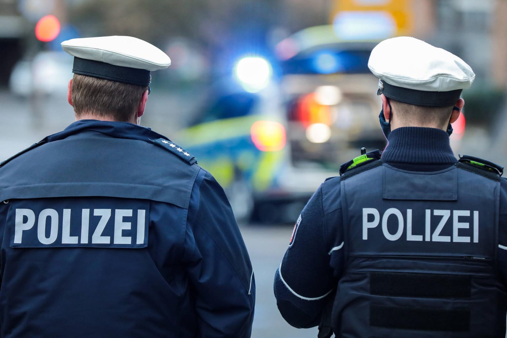 Zwei Polizeibeamte im Einsatz: 320 Polizisten wurden in Stendal in der Impf-Reihenfolge vorgezogen (Symbolbild).