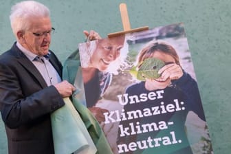 Miniserpräsident Winfried Kretschmann während der Enthüllung der Wahlplakate von Bündnis 90/Die Grünen zur kommenden Landtagswahl.