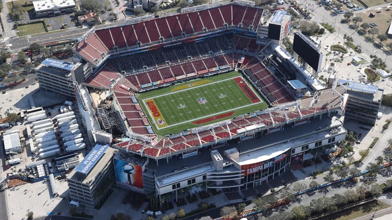 Das Raymond James Stadium in Tampa Bay, Florida, ist die Heimspielstätte der Bucs und Austragungsort des 55. Super Bowls.