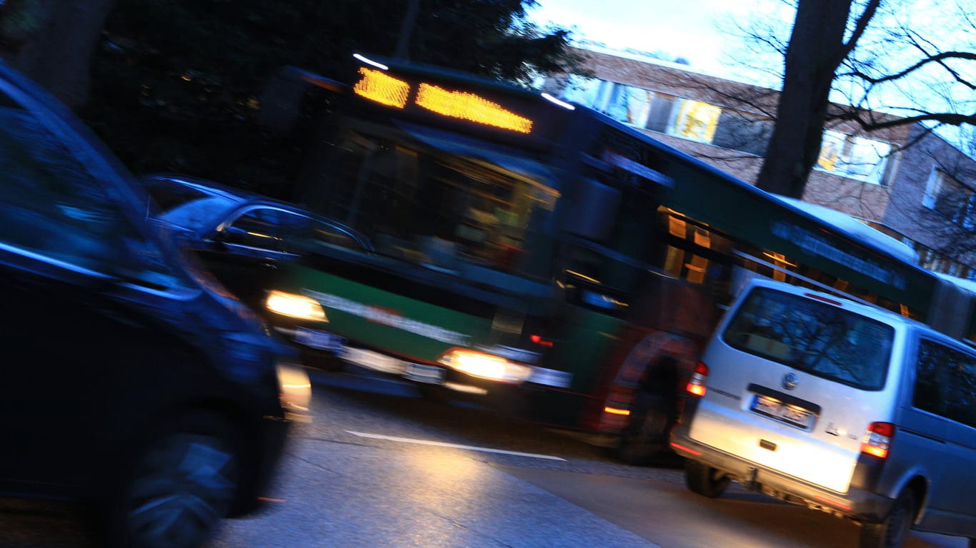 Ein Bus während der Fahrt (Symbolbild): Nach einem Unfall ermittelt die Polizei in Mainz gegen einen Busfahrer.