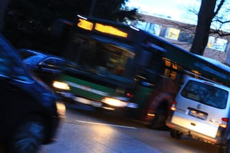 Ein Bus während der Fahrt (Symbolbild): Nach einem Unfall ermittelt die Polizei in Mainz gegen einen Busfahrer.