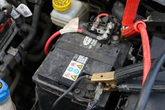 Autobatterie mit Starthilfekabel: Oft bleiben Autos liegen, weil die Batterie entladen ist.
