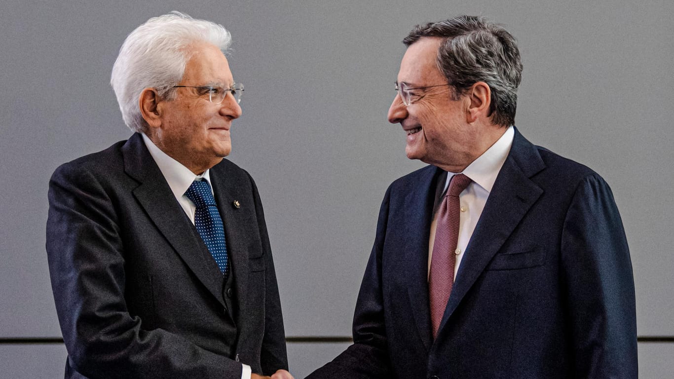 Sergio Mattarella (l) und Mario Draghi: Mattarella wollte eine angesehene Persönlichkeit, um um sie herum eine politische Einheit zu bilden.