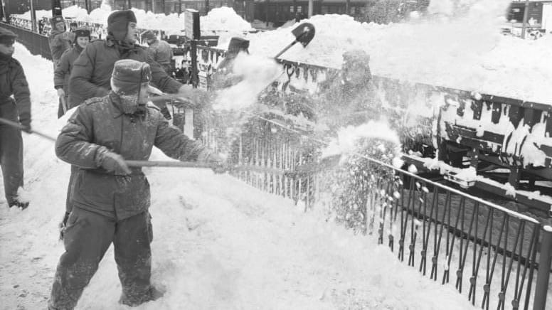 Tausende Helfer der Bevölkerung und der NVA unterstützten Anfang Januar 1979 die Eisenbahner wie hier am Bahnhof in Neubrandenburg, um die Gleise von den Schneemassen freizuschaufeln.