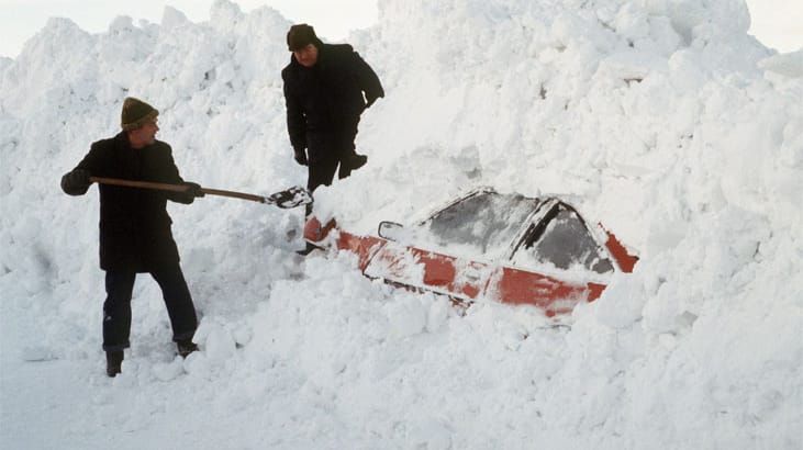 Versunken im Schnee: Durch extreme Schneefälle bei starkem Sturm kam es 1978 zu haushohen Schneeverwehungen. Dadurch wurden ganze Gegenden in Nord- und Ostdeutschland für Tage von der Außenwelt abgeschnitten. Auslöser war eine ungewöhnliche Wetterkonstellation, die sich aktuell auch abzeichnet.