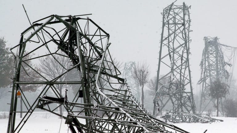 Eingeknickte Strommasten: Ein Schneesturm löste 2005 im Münsterland tagelangen Stromausfall aus.