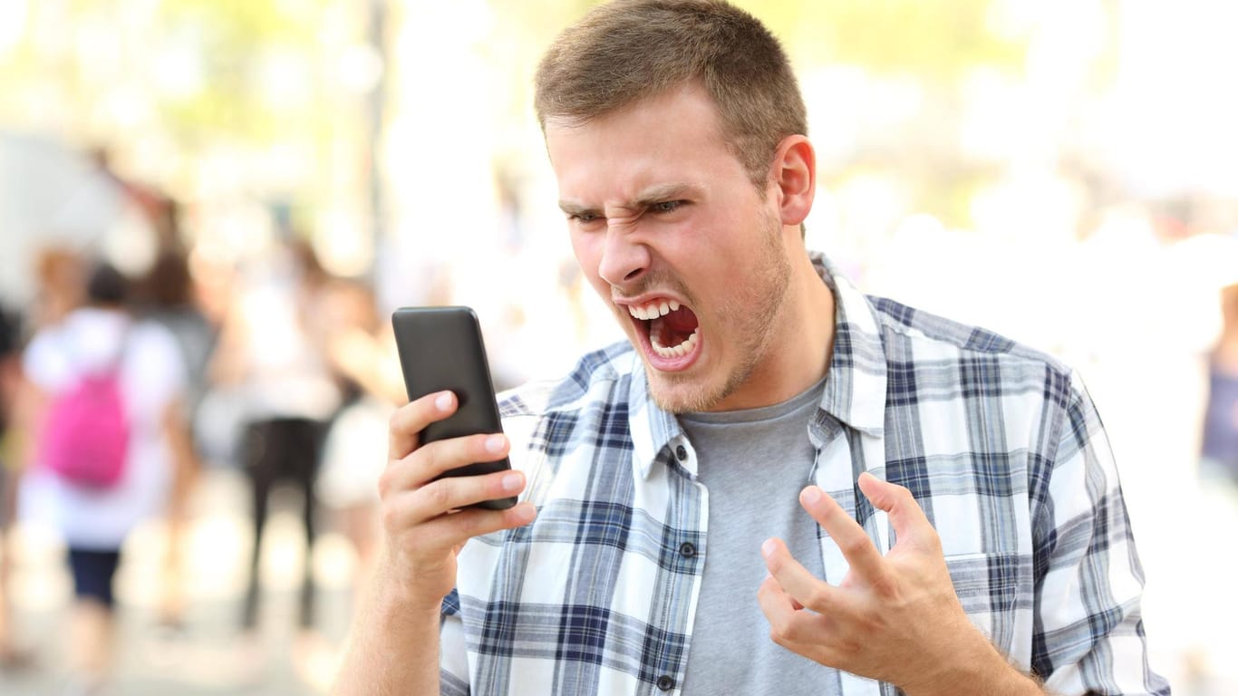 Ein wütender Mann (Symbolbild): Telefonspam kann nerven.
