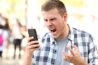 Ein wütender Mann (Symbolbild): Telefonspam kann nerven.