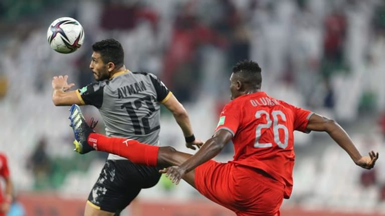 Michael Olunga (r) von Al-Duhail SC und Ayman Ashraf von Al Ahly Kairo kämpfen um den Ball.