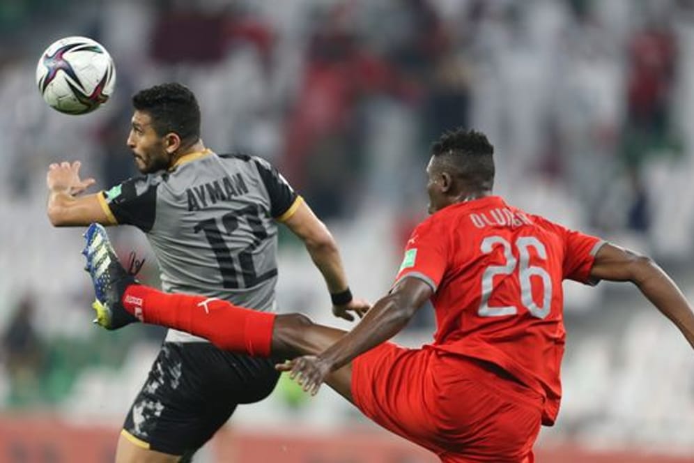 Michael Olunga (r) von Al-Duhail SC und Ayman Ashraf von Al Ahly Kairo kämpfen um den Ball.