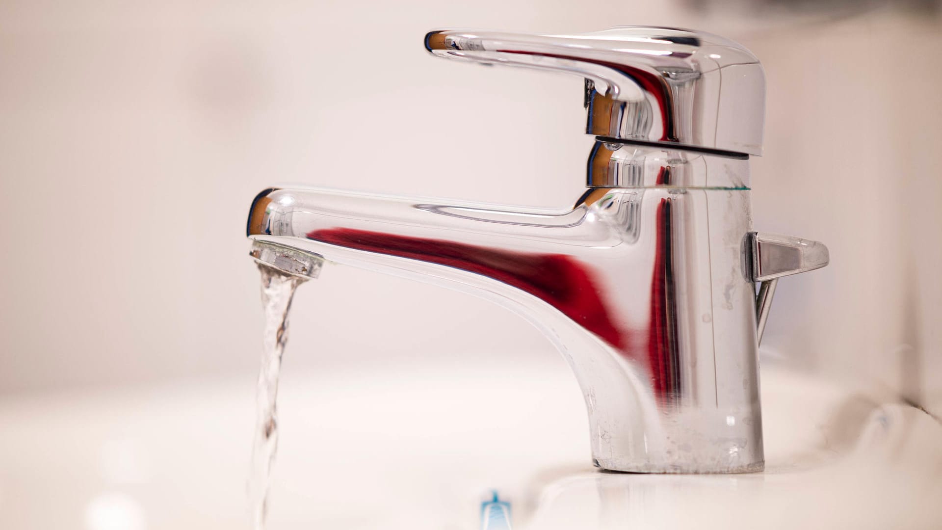 Wasserhahn: Seit 14 Uhr ist die Wasserversorgung in Cottbus unterbrochen (Symbolbild). Wasserhahn: Seit 14 Uhr ist die Wasserversorgung in Cottbus unterbrochen (Symbolbild).