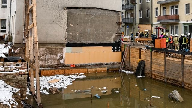 Ein Holzgerüst stützt eine Hauswand: Nach dem Wassereinbruch in einer Baugrube in Berlin-Köpenick mussten viele Anwohner ihre Wohnungen verlassen. Ein Holzgerüst stützt eine Hauswand: Nach dem Wassereinbruch in einer Baugrube in Berlin-Köpenick mussten viele Anwohner ihre Wohnungen verlassen.