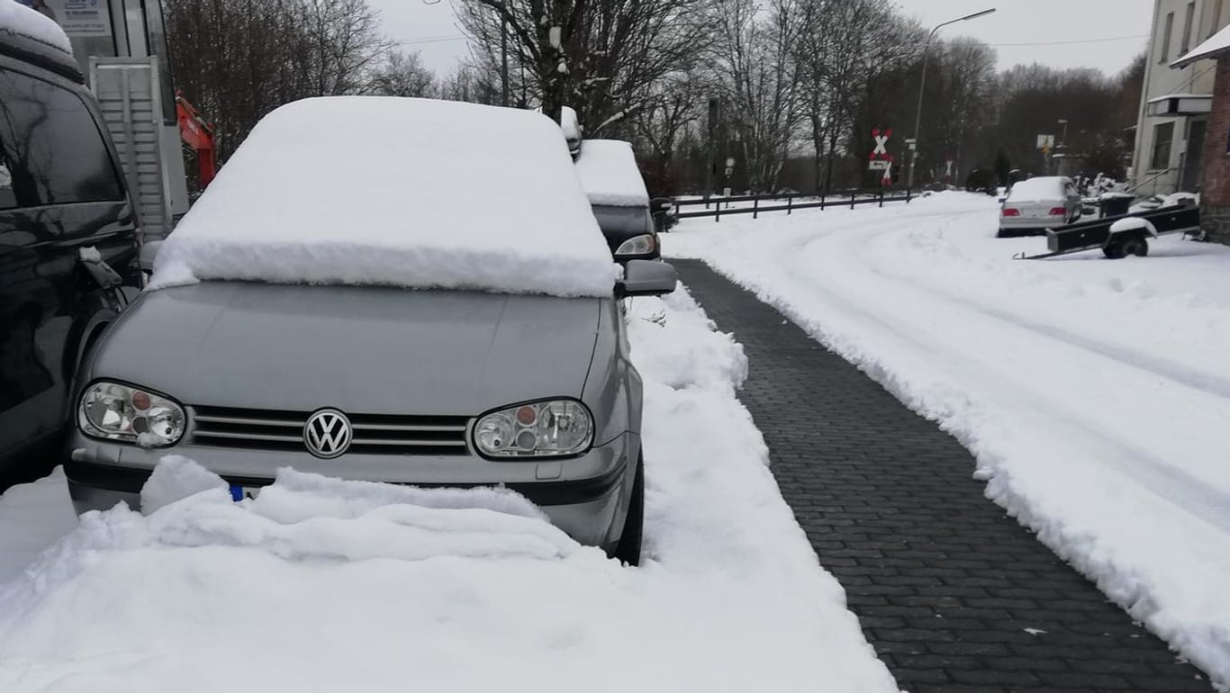 Parken im tiefen Schnee: Droht hier ein Bußgeld?