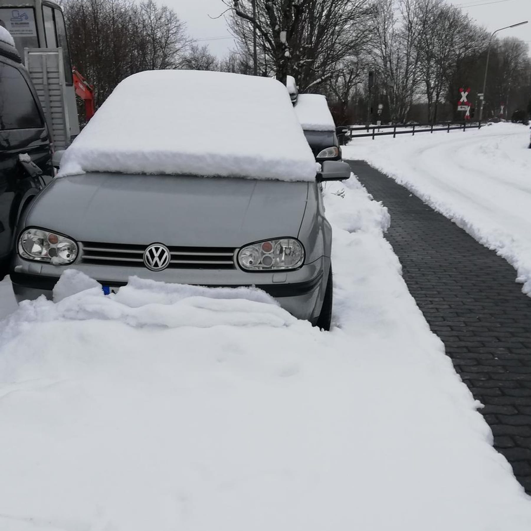 Deutschland im Schnee-Chaos: Eingeschneite Parkmarkierung – droht ein  Bußgeld?