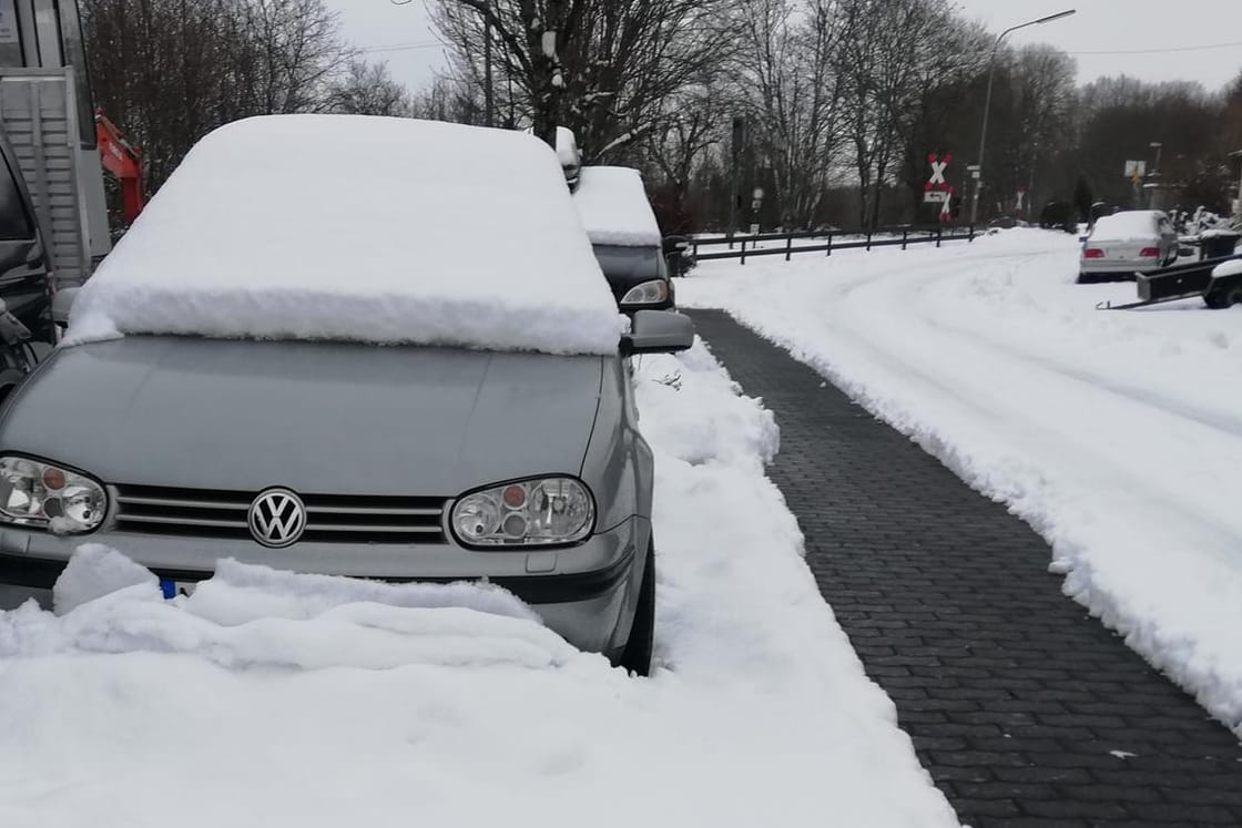 Parken im tiefen Schnee: Droht hier ein Bußgeld?